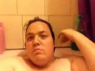 Arie speelt met zijn penis in bad