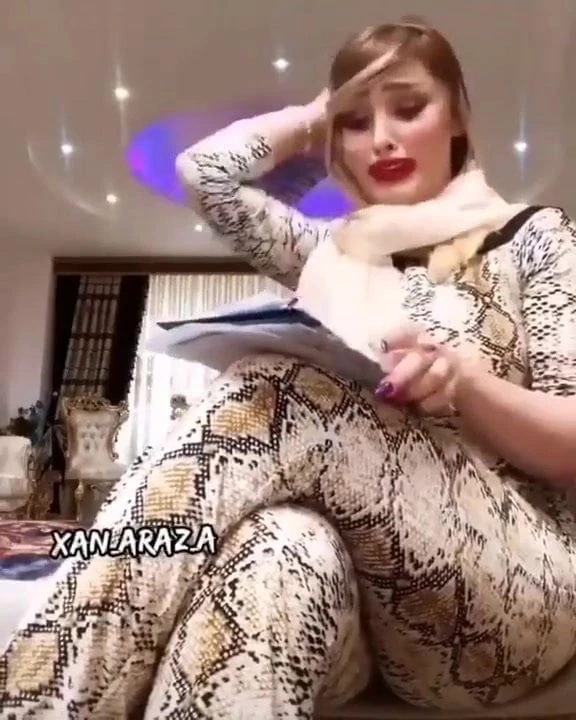 Gadis iran pirang cantik cantik dengan kaki panas