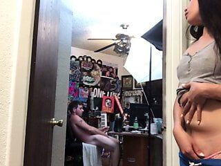 Stiefschwester erwischt ihren Bruder beim Modellieren vor der Webcam