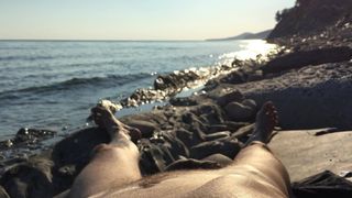 Ganz am Nachmittag entspannen Sie sich nackt am Strand. Russland. Süden.
