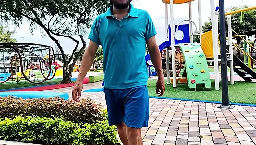 Pertemuan taman berujung kencan pulang yang penuh gairah: cewek semok latina ngentot sama orang asing di kursi