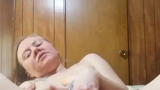 Istri lagi sendirian di depan kamera