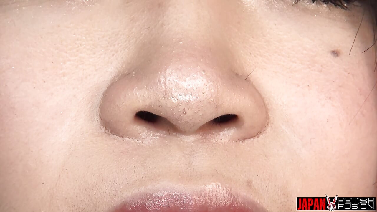 Shizuku Akane te empapa con un río de mocos amarillos