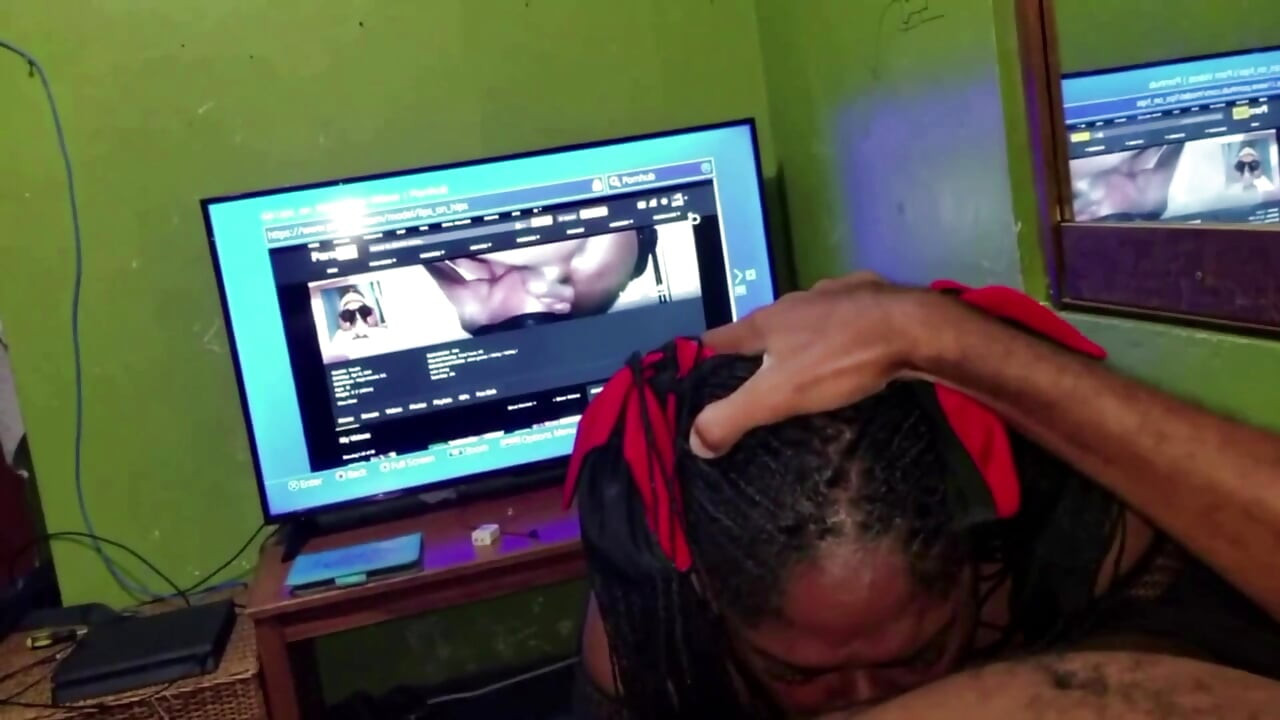 Gırtlağına kadar sakso çekiyor ve başı zıplayan gırtlağına kadar alıyor