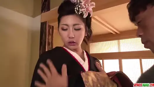 Милфа снимает свое кимоно для большого хуя