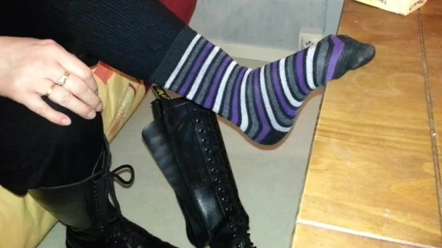 Elle m'allume avec ses pieds et remet ses grandes bottes
