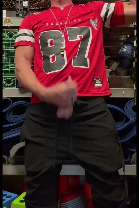 Jockdad87在球衣上喷了一堆标有87号的球衣。