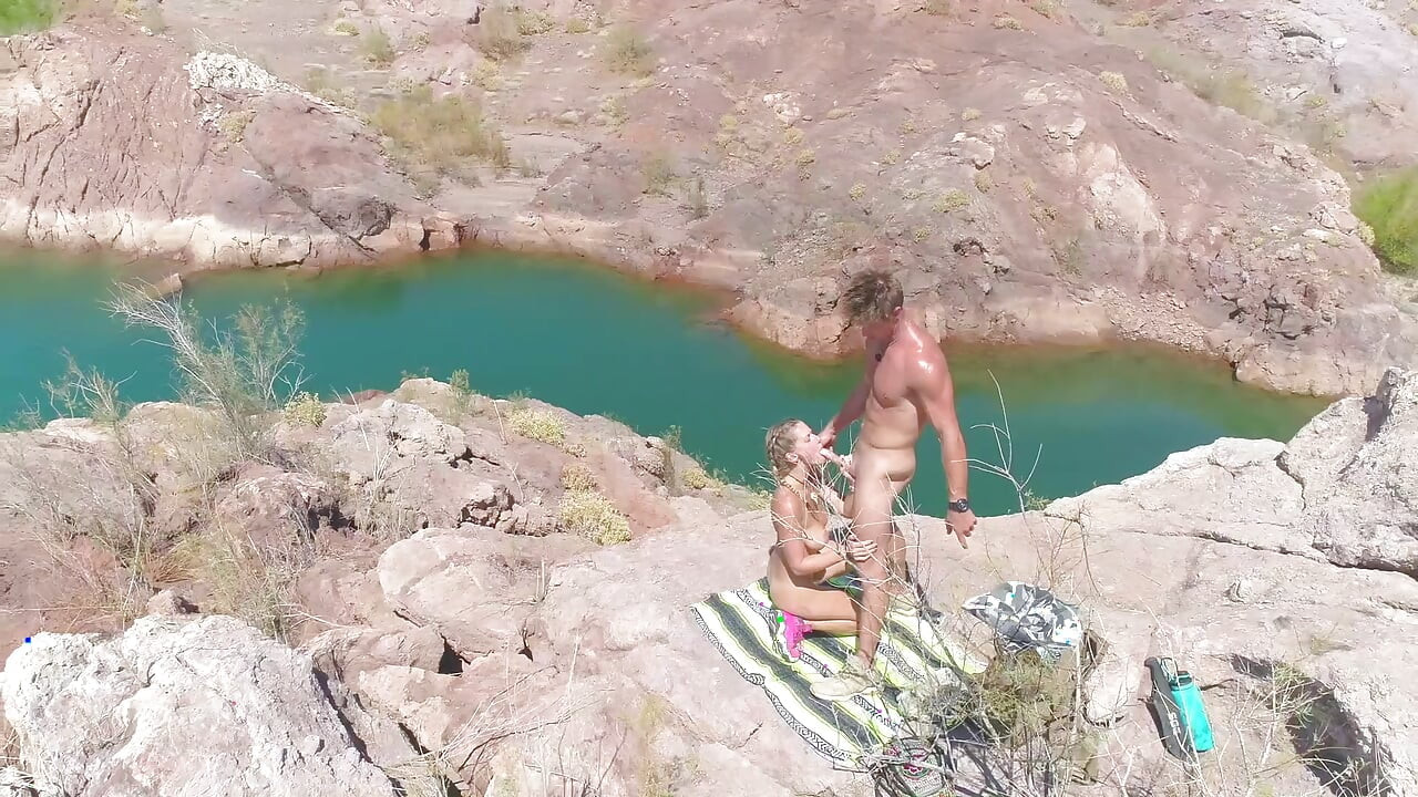 Baise et pipe au sommet d’une montagne