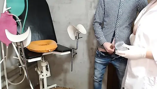 Büyük memeli bir hemşire bir hastanın boşalmasına izin veriyor