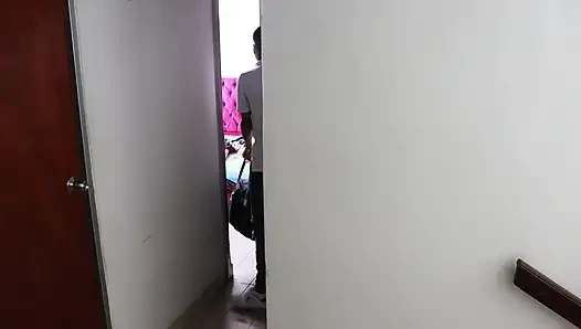 Gerçek amatör seks, yakışıklı üvey kardeşim odasına gidiyor ve penisine dokunduğunu görüyorum