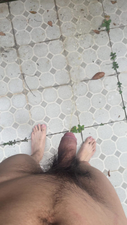 ชายหนุ่มโชว์ควยแข็งของเขาในที่สาธารณะ | คลิป 1