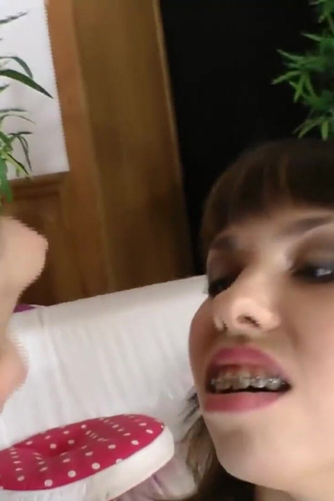 Celé video! Zcela přirozená mladá nymfomanka Karen B má ráda lízaný a ošukaný sexy zadek