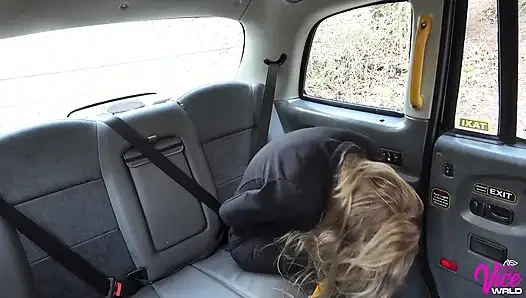 Gadis ini tersesat dan dientot di vicetaxi