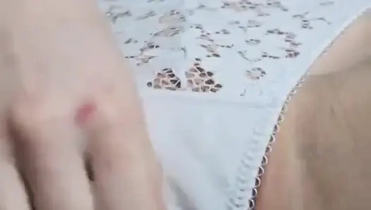 Vajinamı ovuşturup beyaz tangamla mastürbasyon yapıyorum