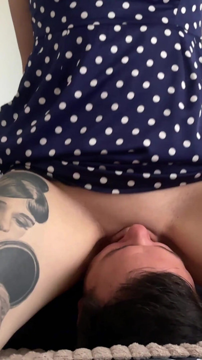 Min svigermor fangede mig i at rode i hendes undertøj og straffede mig hårdt - Facesitting | Klip 1