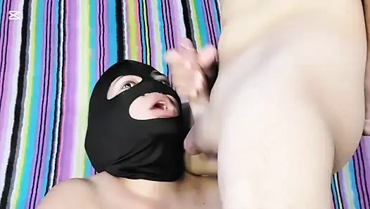 Wanita bertopeng seksi ini nyepong kontolku dengan brutal