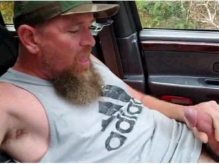 饥渴的大胡子乡巴佬在他的卡车里休息并射精