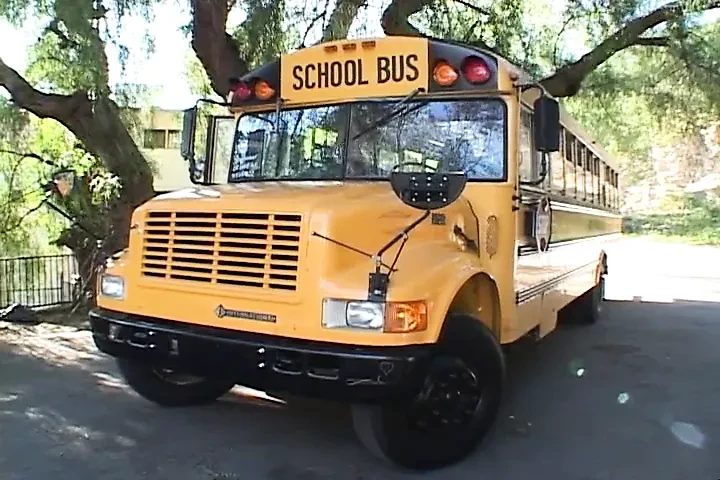 Skool jane vali bas pap aur kamottejna ki jagah men badal jati hai !!!