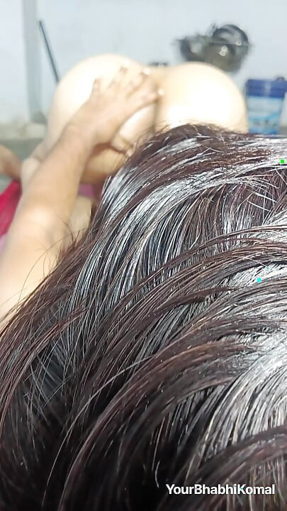 魅力的なインド系デシ主婦が義父と密かに関係を持っている