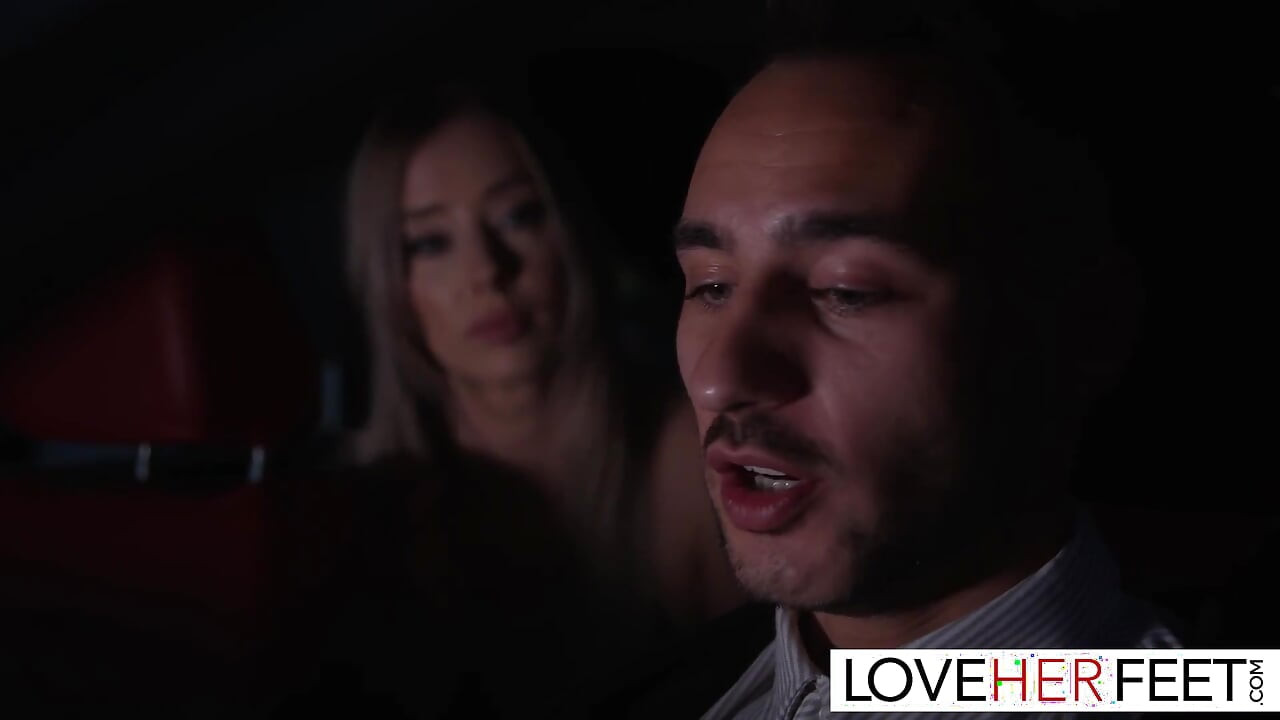 Gagica minionă Hayley Reeds își încornorează iubitul cu alt bărbat