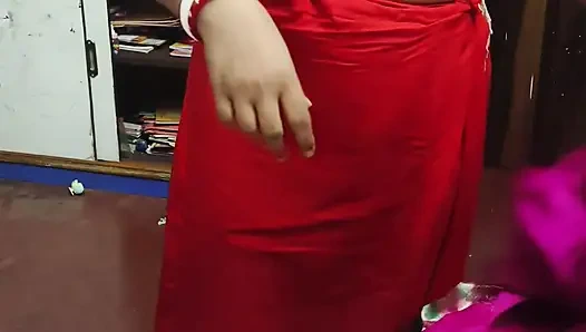 Indische bengalische hausfrau öffnet ihren sari vor bürochef und macht harten sex mit chef