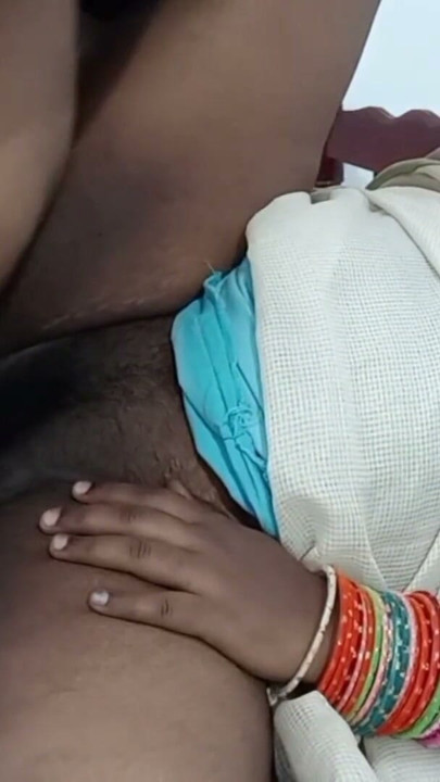 Bhabhi tamil desi le pone los cuernos al marido con el devar, cogida fuerte en doggy, deditos en la concha | Clip 1