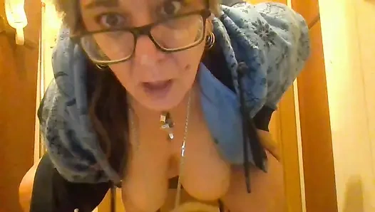 Sıkı amcık havası götüne parmak sokuyor