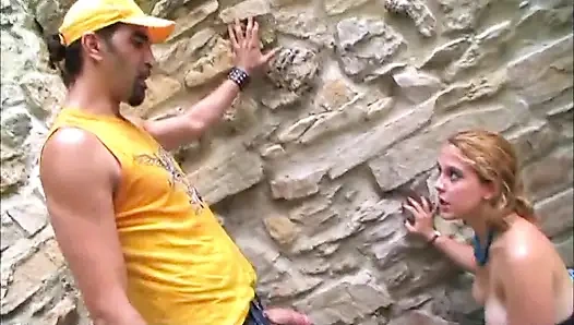 Крошка-блондинка с большой задницей обожает хуй в киске в рот