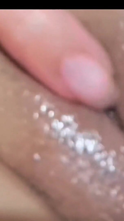 Ik keek toe hoe ze masturbeerde, toen kwam ik van achteren naar haar toe en neukte haar in haar kont. | Clip 3