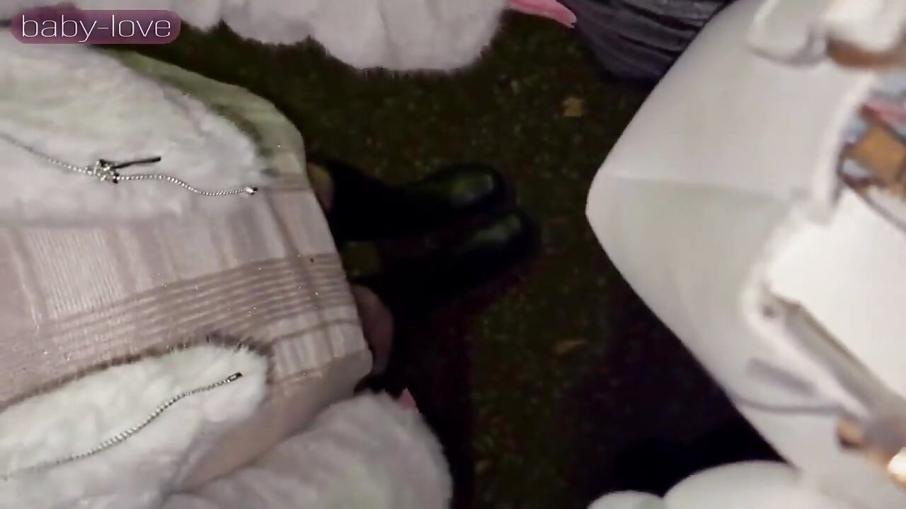 Late Night Park spotkanie zmagająca się dziewczyna zostaje wciągnięta w ryzykowne doświadczenie na świeżym powietrzu kończące się kremówka