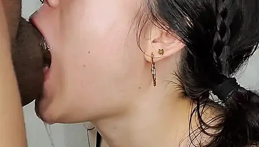 sampai tenggorokan! Pelacur mungil ini suka banget ngentot kontolku, dan aku akhirnya crot di mulutnya