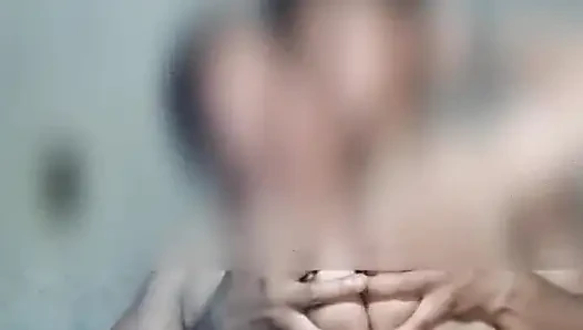 Üvey anne ateşli ve seksi meme uçları ile oynuyor