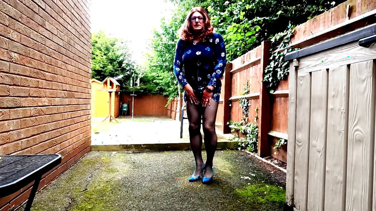 Crossdresser Kellycd2022 in green seamless pantyhose