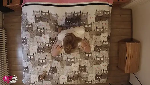 Блондинка-модель яростно справляется с кроватью