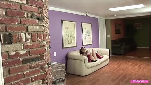 Sevimli genç kız siyah üvey babası tarafından mastürbasyon yaparken yakalanıyor