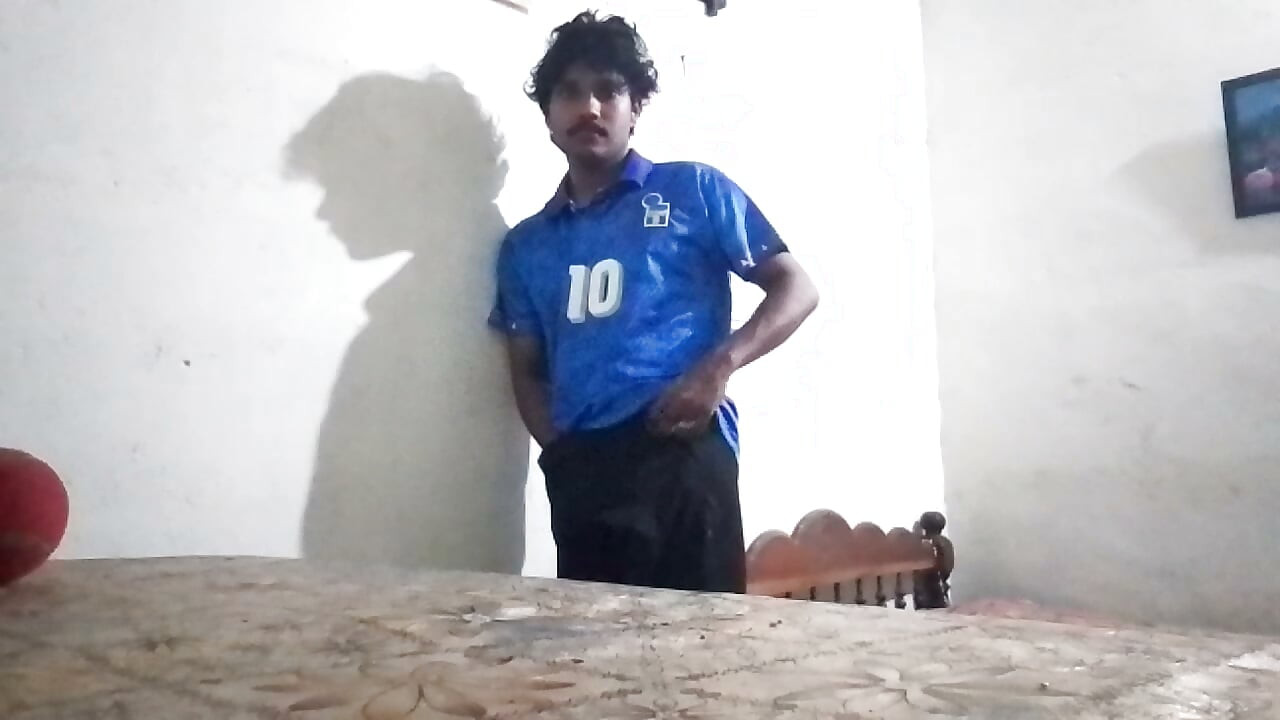 هندي يمارس الاستمناء اليدوي بنفسه