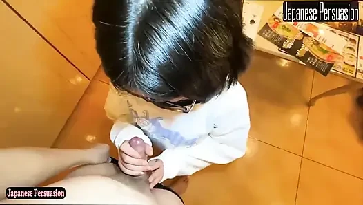 Ultra ince alt kız özel bir an hızla ısındıkça keskin tarzını gösteriyor