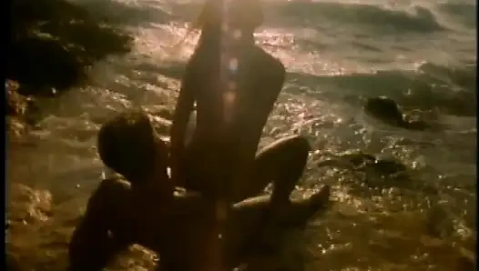 Cewek sange rambut cokelat lagi asik ngentot kontol panjang di lautan