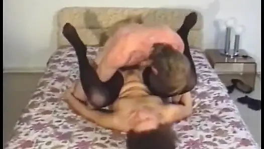 Azgın hatun sikilmeden önce büyük direğe gırtlağına kadar alıyor