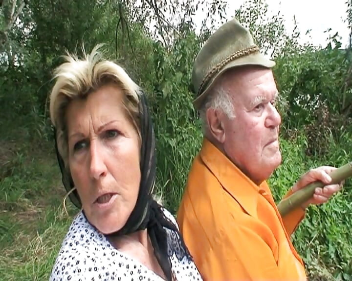 Vollbusige blonde teenagerin und ihre oma ficken im freien