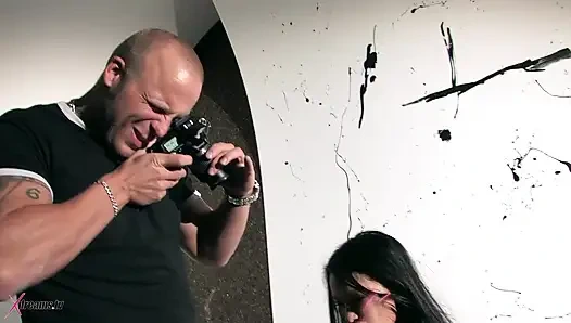 Suree - utangaç Asyalı fotoğraf çekimi sırasında baştan çıkarılıyor