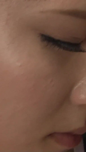 Captivating moment from "Rasierte Asiatisches Teen bekommt Oelpackung und Dreier"