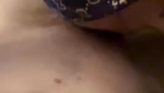 Oral seks, Gucci, Asyalı hepsini gırtlağına kadar alıyor, emiyor, yalıyor, evli kadın yatak odasında ağzındaki sert yarağı seviyor - xxxx