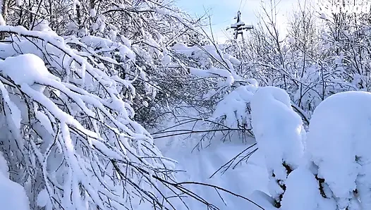 -30c - ini sangat dingin, tapi gadis imut rusia pengen makan es krim di mulutnya