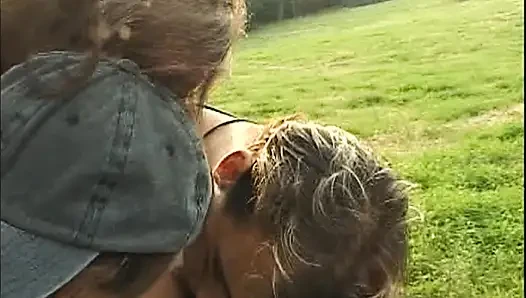 Reife brünette verschlingt schwanz im wilden outdoor-gruppensex