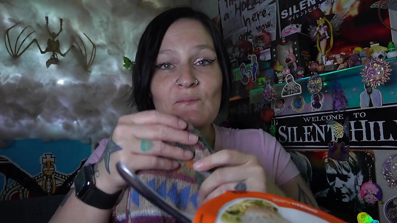 Dani กินราเม็งโดยไม่ใช้ฟันปลอม
