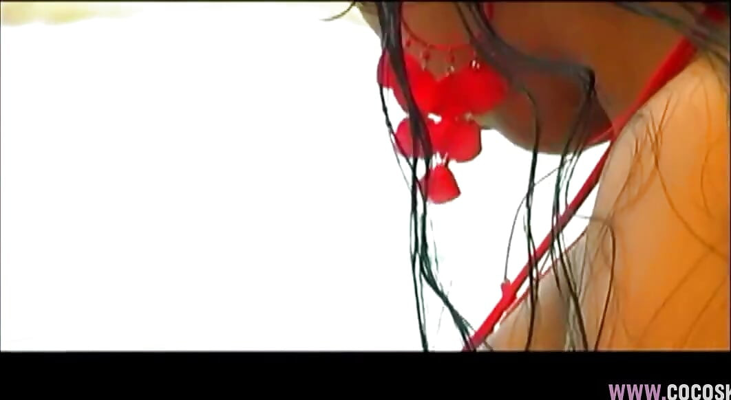 Brunetka w czerwonym bikini uwodzi wytatuowany mężczyzna na pokładzie łodzi