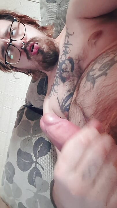 Oler mis hoyos y probar mis pies mientras acaricia mi polla peluda