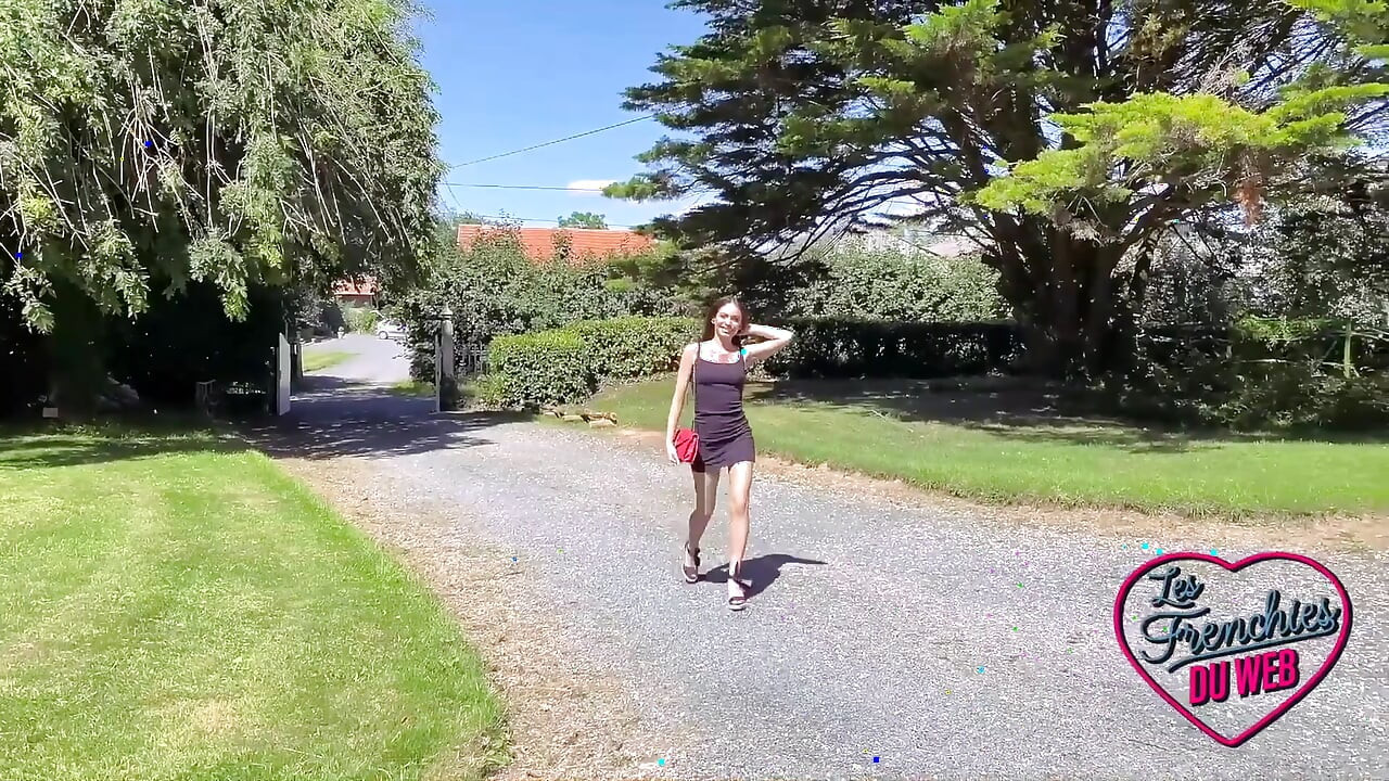 Clara Mia, jeune coquine, teste la sodomie dans un trio HHF