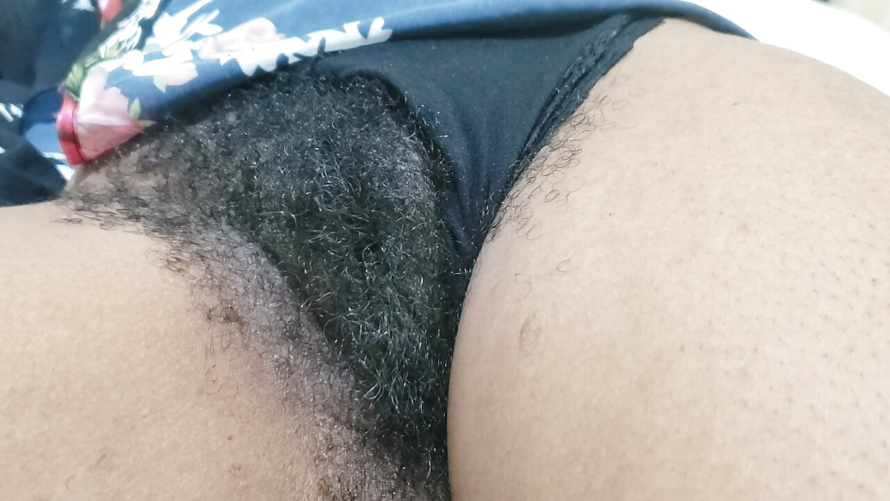 Quente morena madura beleza com buceta peluda close-ups